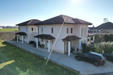 Expose GLÜCKSDUETT - zwei Häuser mit Garagen und Pool in Ennsdorf