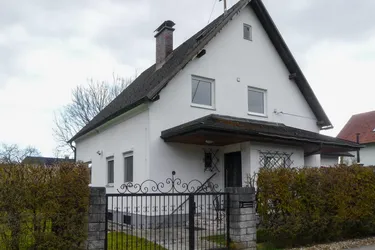 Expose STADTPARADIES - Einfamilienhaus mit großem Garten, Pool und Garagen in Pasching/Langholzfeld