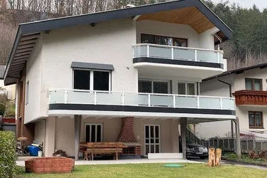 Expose Imposantes Wohnhaus mit großer Werkstatt (inkl.Montagegrube)!