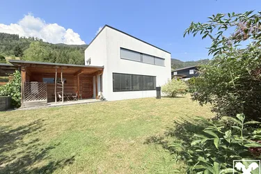 Modernes Wohnhaus mit Blick in die karnischen Alpen