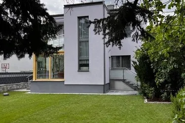 GROSSZÜGIGES EINFAMILIENHAUS IN RUHELAGE
