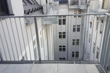 RUHIGE / HELLE DACHTERRASSENWOHNUNG BEIM AUGARTEN / KARMELITER MARKT !