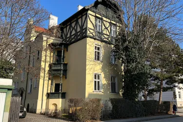 Altbauwohnung mit Erkerbalkon und Gemeinschaftsgarten im Zentrum