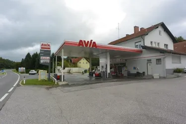 Etablierte AVIA-Tankstelle mit Wohnhaus &amp; großem Grundstück in Unterkohlstätten – Top Lage an der B50