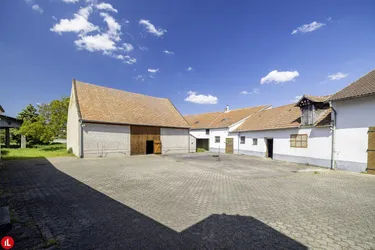 Ehemaliger Vierkanthof in Enzersdorf an der Fischa