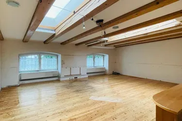 Loftartiges, vollklimatisiertes Büro mit großen Lagerbereich!