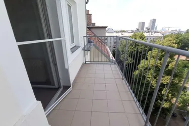 Moderne, sehr helle Dachgeschosswohnung mit sonnigem Balkon - 2er WG-tauglich - vis a vis U3 Station Enkplatz gelegen!