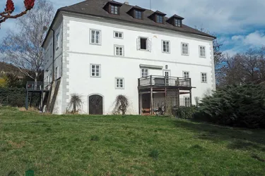 Historisches Herrenhaus mit Nebengebäuden in schönster Alleinlage in NÖ