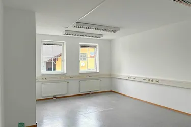 Großzügige Büroeinheit mit Parkmöglichkeiten und Halle mit Rolltor