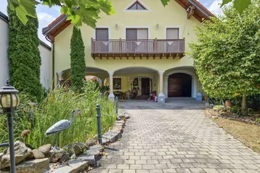  HOLLBRUNN 6km: KOMFORTABLES, GERÄUMIGES, ENERGIE-EFFIZIENTES EINFAMILIEN- ODER MEHRGENERATIONENHAUS