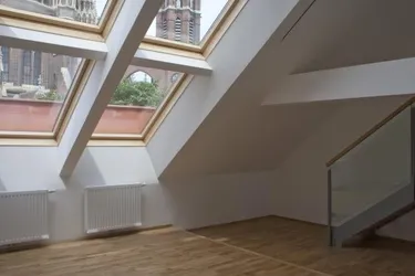 MARIA VOM SIEGE 2: UNBEFRISTET! SCHÖNES DG-LOFT - NÄHE MARIAHILFER STR./WESTBAHNHOF, U3 u. U6!

