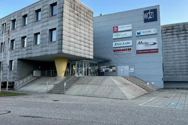 650 m2 modernes Büro im Mezanin - 16 Parkplätze NEUER PREIS und noch verhandelbar - MIETE AUF ANFRAGE