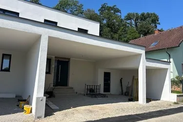 Neu gebaute Doppelhaushälfte mit großem 3fachcarport in beliebter Siedlung