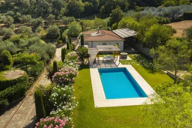 Villa Petra mit einem traumhaften Pool und einer weitläufigen, gepflegten Gartenanlage