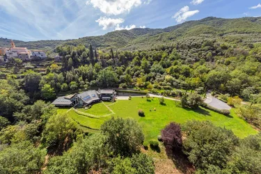 Exklusive Villa mit großem Privatpark in Borgomaro