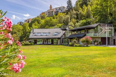 Exklusive Villa mit großem Privatpark in Borgomaro