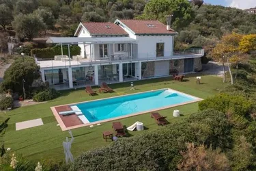 Exquisite Villa: Moderner Charme, Pool und atemberaubender Meerblick in Diano Marina