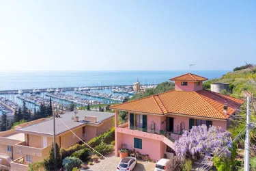 Charmantes Haus mit wunderschönem Garten und Meerblick in Santo Stefano al Mare