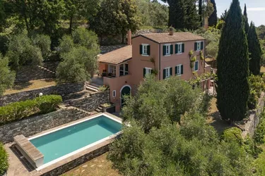 Spektakuläre Villa mit Swimmingpool und Meerblick in Imperia