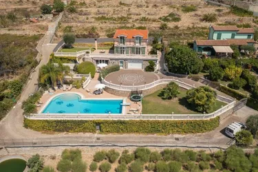 Exklusive Villa in Ospedaletti: Luxuriöses Wohnen mit Meerblick und Swimmingpool