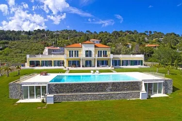 Exklusives Wohnen in Ligurien: Luxusvilla mit Meerblick und Tennisplatz