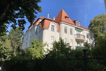 SONNIGE ALTBAUWOHNUNG MIT 2 BALKONEN