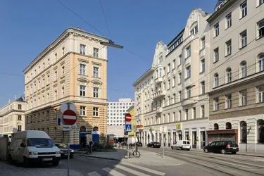 EXKLUSIVE ALTBAUWOHNUNG MIT ZWEI BALKONEN