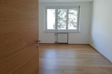 Kliniknähe: Renovierte 4-Zimmer-Wohnung mit Süd-Balkon