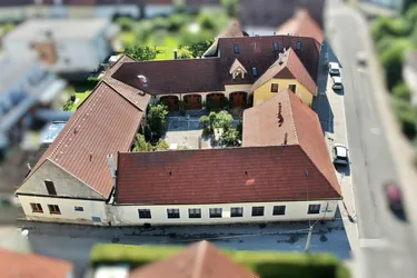Tradititioneller Vierkanthof mit 2 Wohnhäusern, Heurigenlokal &amp; Hofladen Nähe Stift Göttweig bei Krems