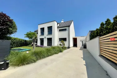 Modernes 186 m² Einfamilienhaus mit Wärmepumpe, Pool, Terrasse &amp; Whirlpool