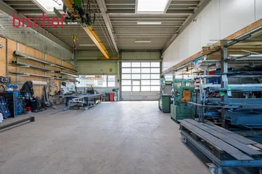 Moderne Werkhalle mit Bürofläche