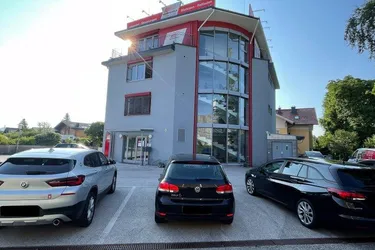 Wals/Himmelreich: Bürohaus mit großzügigen Lagerräumen und Lastenlift