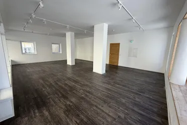 MODERNE BÜRO-/GESCHÄFTSFLÄCHE MIT LAGER