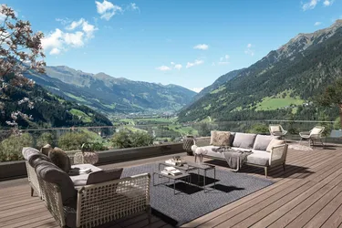 Exklusive NEUBAUWOHNUNG in sonniger und ruhiger Bestlage von Bad Gastein. 44m² große Ost-Süd-West Terrasse, raumgreifender und nachhaltig bepflanzter rundum Grünbereich.