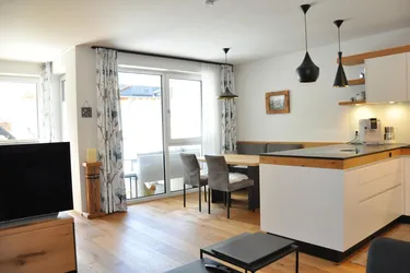 EXKLUSIVE Komplettwohnung in neuwertigem Zustand. Beste Ortslage von Hofgastein. Sonnige Südausrichtung und große Südloggia. Wenige Gehminuten ins Zentrum, zur Alpentherme und zum Kurpark.