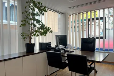 170 m² moderne und exklusive BÜRO und GESCHÄFTSRÄUME in fast neuwertigem Zustand. Inklusive kompletter Einrichtung und Ausstattung. Hell und freundlich mit großen Glasflächen. Hervorragende Lage.