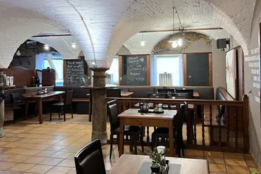  Vielseitiges Renditeobjekt in Gmunden Restaurant mit zwei Wohnungen!