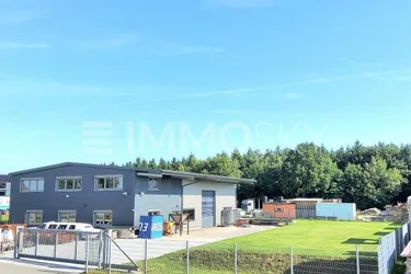 Hochwertige Lagerhalle, Büros inkl. Parkflächen zw. Wien und Salzburgl