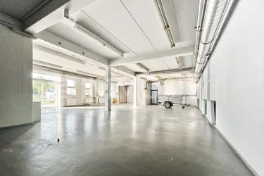 Büro, Werkstatt und großer Parkplatz in Toplage von Inzersdorf!