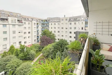 Hell und ruhig - Loggia mit Blick in den begrünten Innenhof
