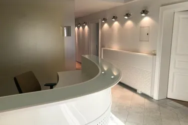 ALT-HIETZING: Repräsentatives, klimatisiertes DG-Büro in edlem Stilzinshaus.