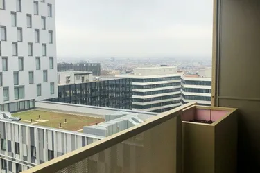 Modern-möbliertes Stadtdomizil mit Loggia &amp; ausgezeichnetem Fernblick in zentraler Lage - Eigennutzung oder Investment.