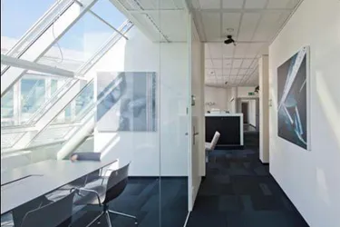 Ihr neues Büro direkt bei der U-Bahn und in einem architektonisch markanten Gebäudekomplex.