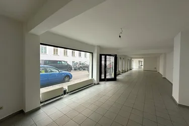 Geschäftslokal, Ausstellungsfläche, Büro - Große Schaufenster und 2 Eingänge.