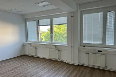 Effizient, modern &amp; flexibel: 2 klimatisierte Büros mit neuen Fenstern - direkt an der U-Bahn.