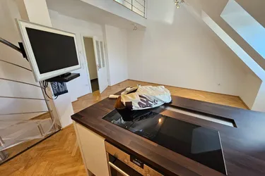 Stylische Dachgeschoß-Maisonette mit Dachterrasse und Klimaanlage in einem klassischen Stilaltbau.