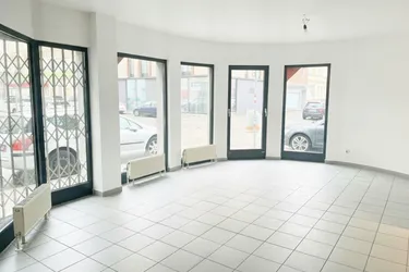Kosmetikstudio, Bettenstudio, Schauraum, Geschäftslokal .... - Große Schaufenster und 3 Eingänge. UNBEFRISTET.