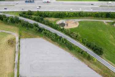 Direkt an der A1 alles Asphaltiert