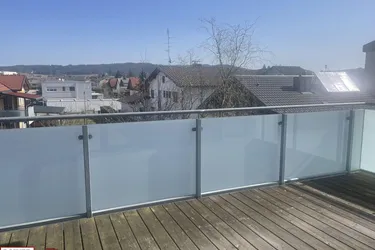 Sehr sonnige 4 Zimmerwohnung mit zwei großen Balkonen &amp; ungestörten tollen Ausblick!