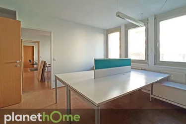 Büro mit eventueller Umwidmungsmöglichkeit auf zwei Wohnungen!